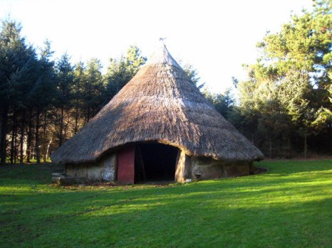 Reconstruction of an Iron Age roundhouse, similar to those found at Glastonbury Lake Village (Credit: Rod Allday via Wikimedia Commons)